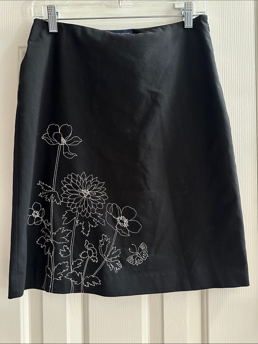 Y2K 2000s Ann Taylor Black Mini A-Line Skirt White Floral Embroidery 4? Chic
